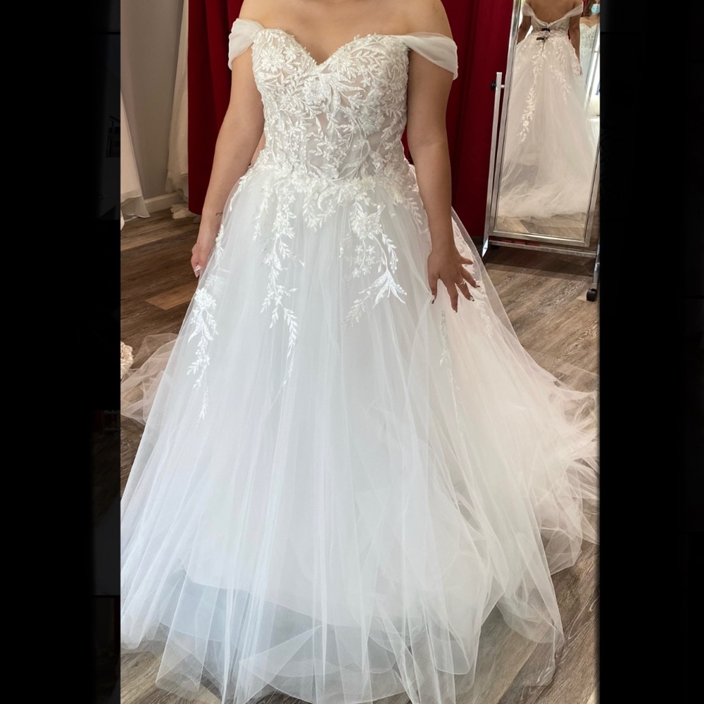 Hello, I am selling this New Maggie Sottero wedding dress. It’s new